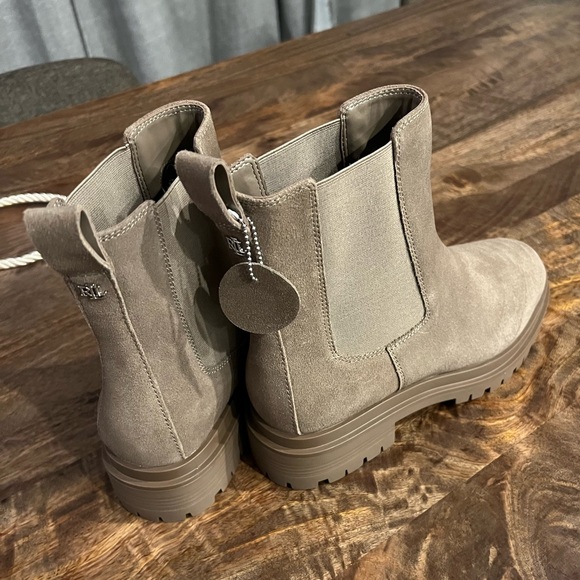 SOLD/ Lauren Ralph Lauren Women's Suede Boots Size 9 - Picture 4 of 12
